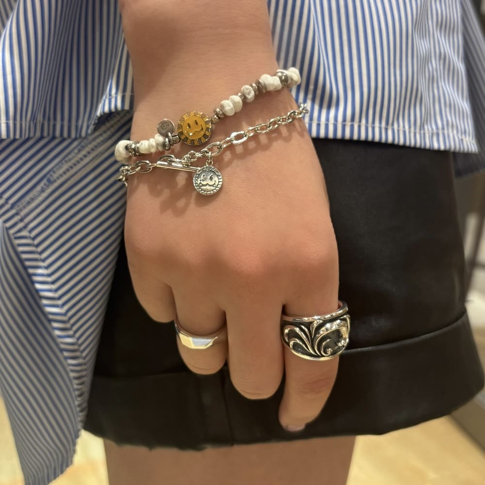 ビーズブレスレット、シルバーブレスレット、シルバーリング着用画像｜メンズアクセサリーブランドLION HEART（ライオンハート）のレディーススタッフコーディネート。
