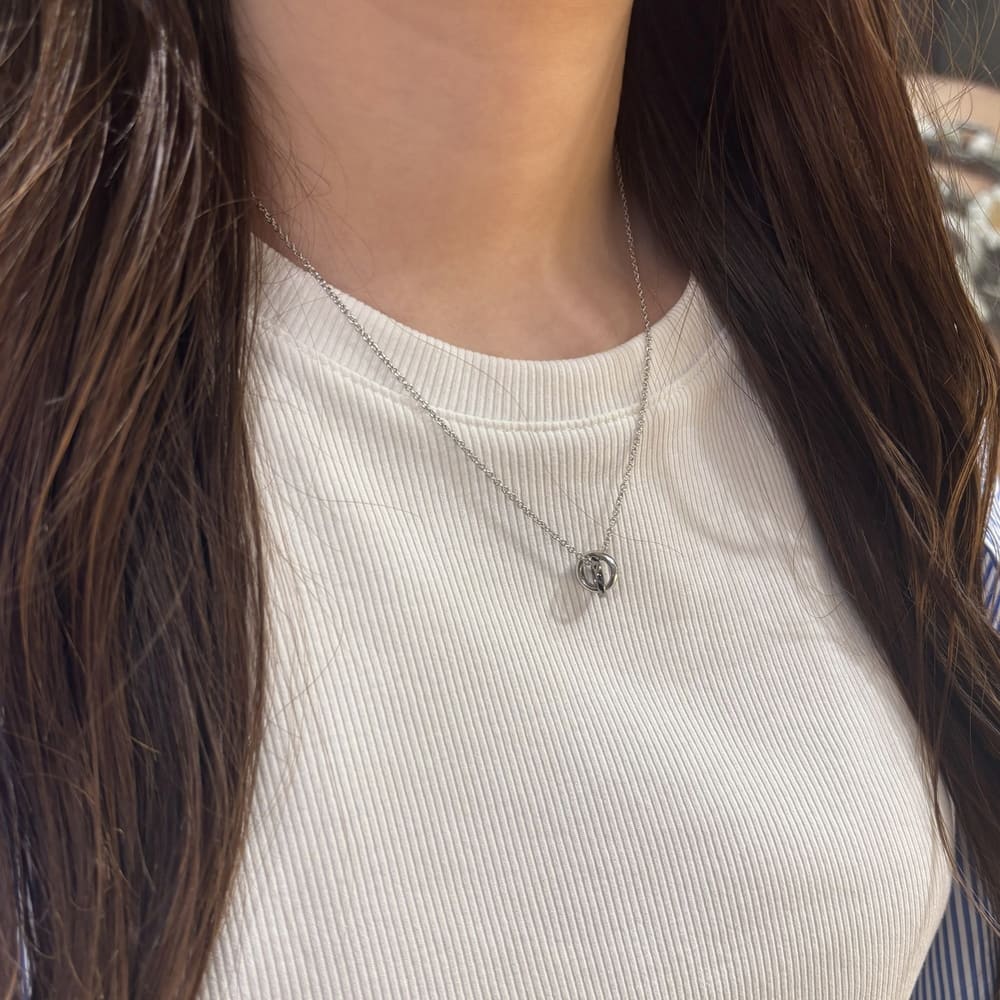 シルバーネックレス着用画像｜メンズアクセサリーブランドLION HEART（ライオンハート）のレディーススタッフコーディネート。