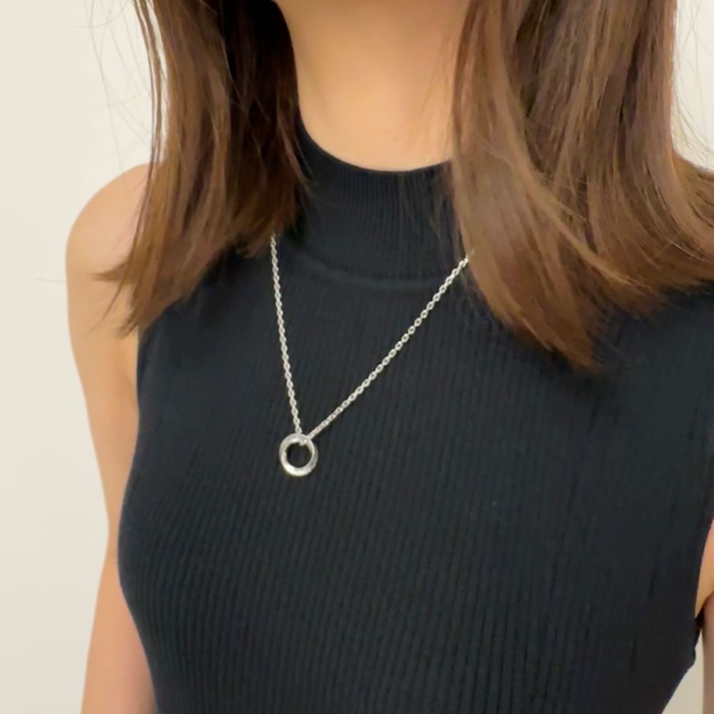 シルバーネックレス着用画像｜メンズアクセサリーブランドLION HEART（ライオンハート）のレディーススタッフコーディネート。