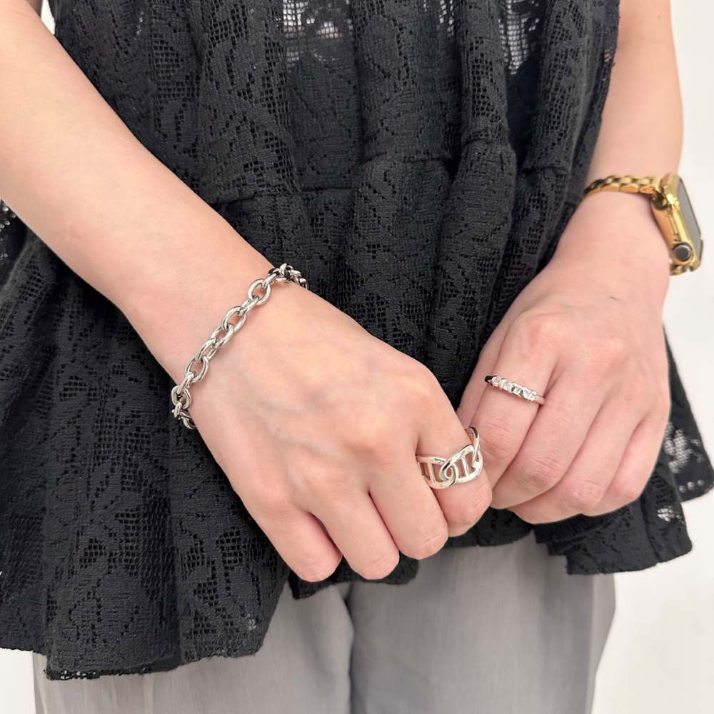 ステンレスブレスレット、シルバーリング着用画像｜メンズアクセサリーブランドLION HEART（ライオンハート）のレディーススタッフコーディネート。