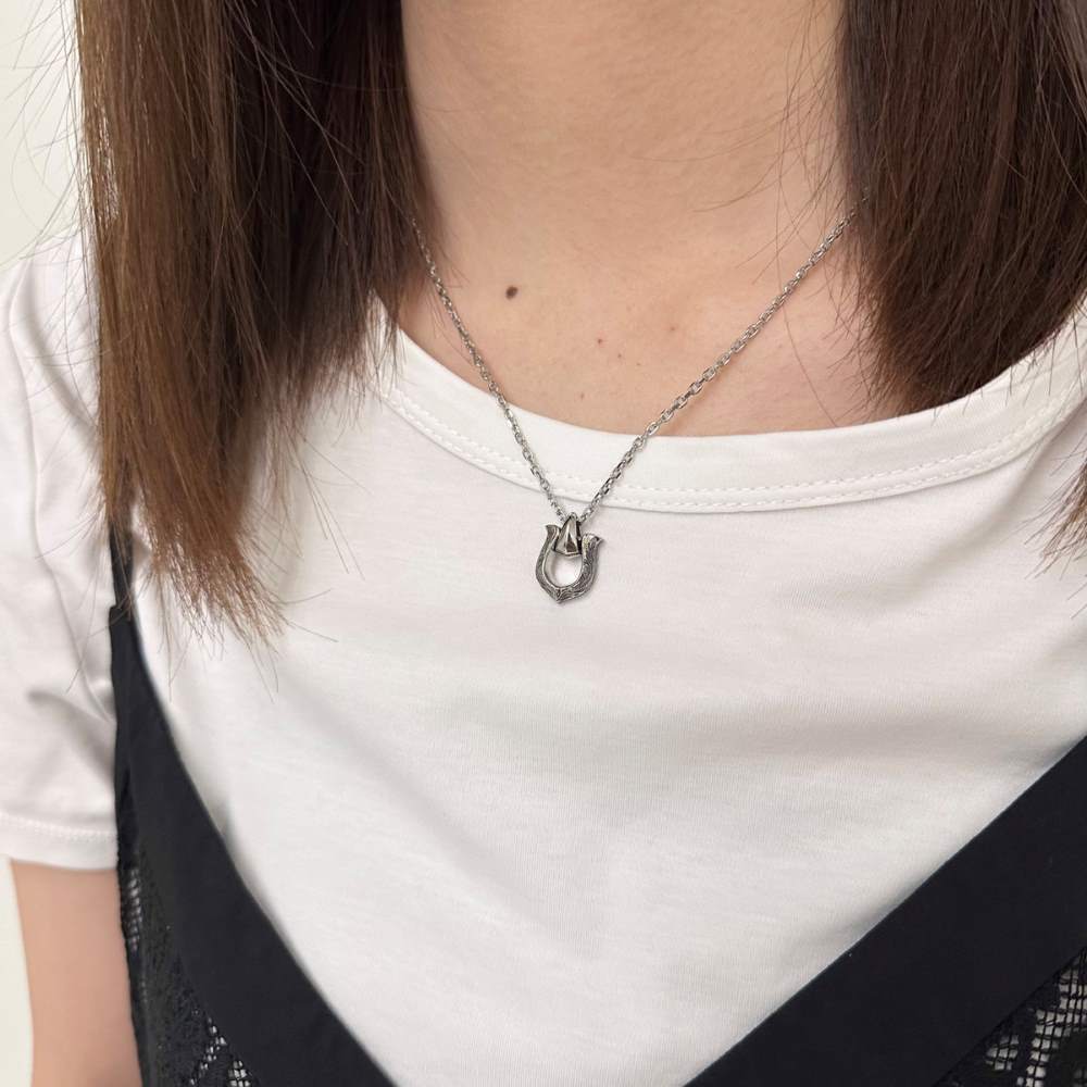 ステンレスネックレス着用画像｜メンズアクセサリーブランドLION HEART（ライオンハート）のレディーススタッフコーディネート。