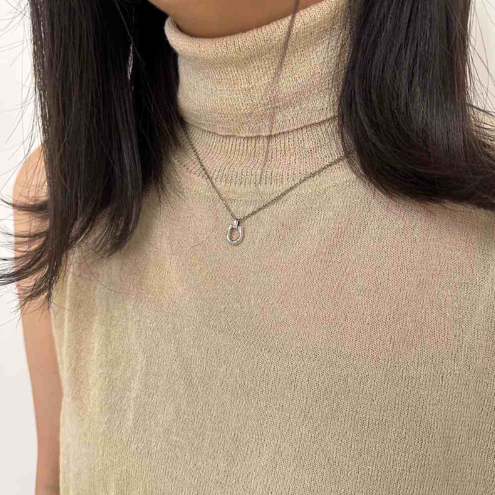 シルバーネックレス着用画像｜メンズアクセサリーブランドLION HEART（ライオンハート）のレディーススタッフコーディネート。