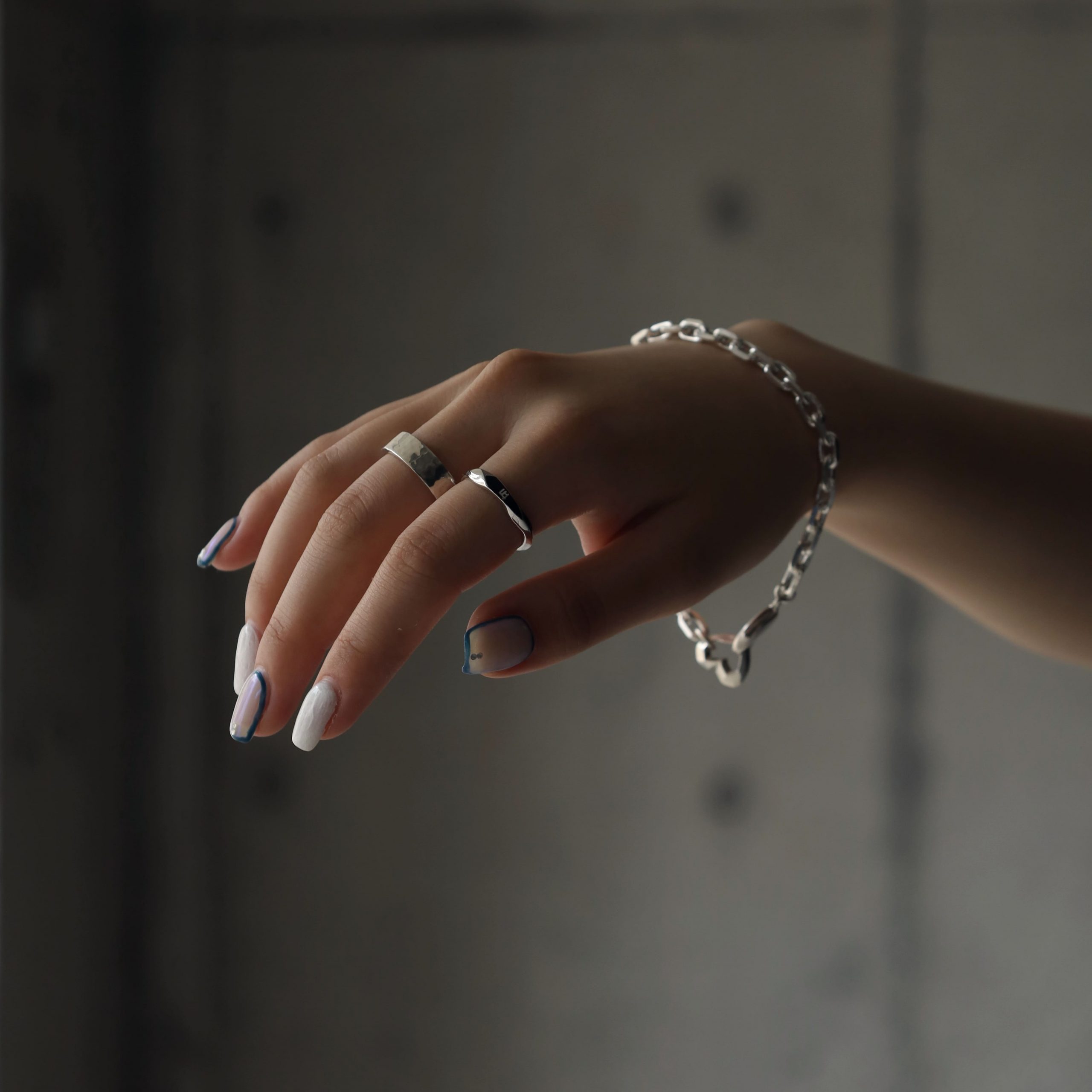 シルバーブレスレット、シルバーリング着用画像｜メンズアクセサリーブランドLION HEART（ライオンハート）のレディーススタッフコーディネート。