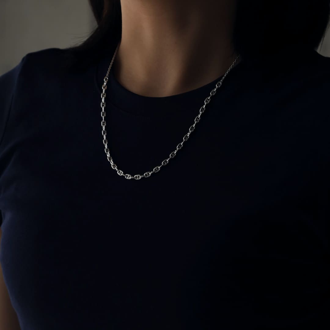 シルバーネックレス着用画像｜メンズアクセサリーブランドLION HEART（ライオンハート）のレディーススタッフコーディネート。