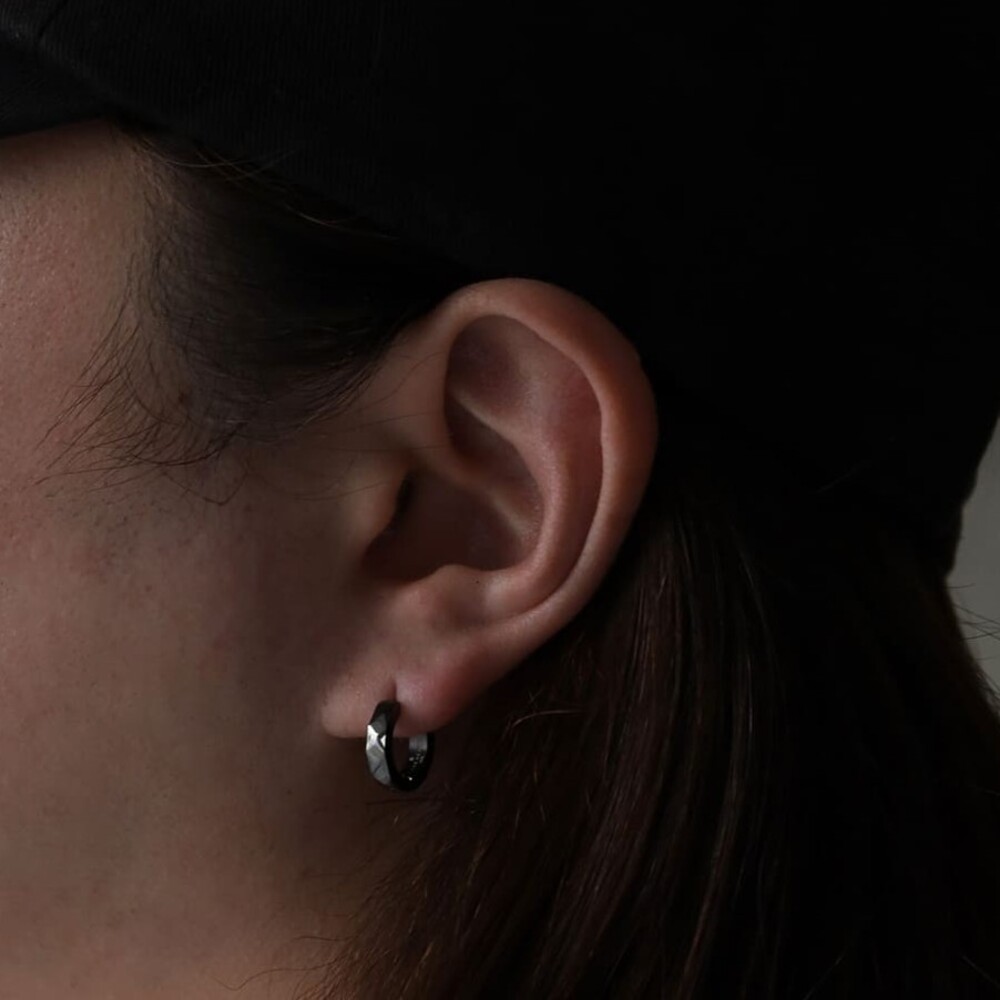 シルバーピアス着用画像｜メンズアクセサリーブランドLION HEART（ライオンハート）のメンズスタッフコーディネート。