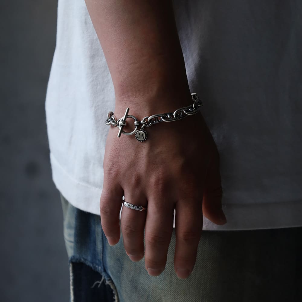 シルバーブレスレット、シルバーリング着用画像|メンズアクセサリーブランドLION HEART(ライオンハート)のメンズスタッフコーディネート。