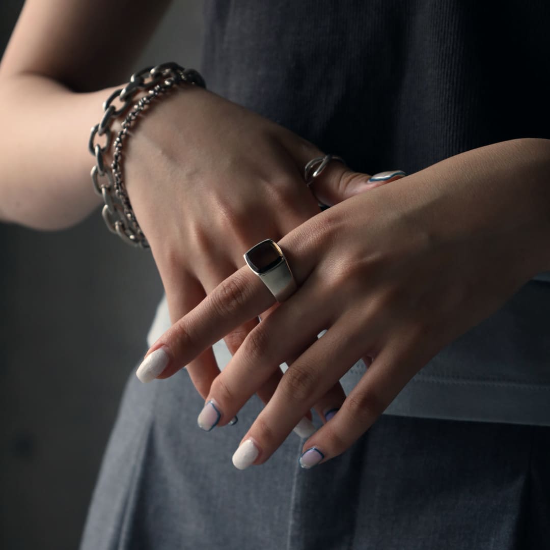 シルバーブレスレット、シルバーリング着用画像｜メンズアクセサリーブランドLION HEART（ライオンハート）のレディーススタッフコーディネート。