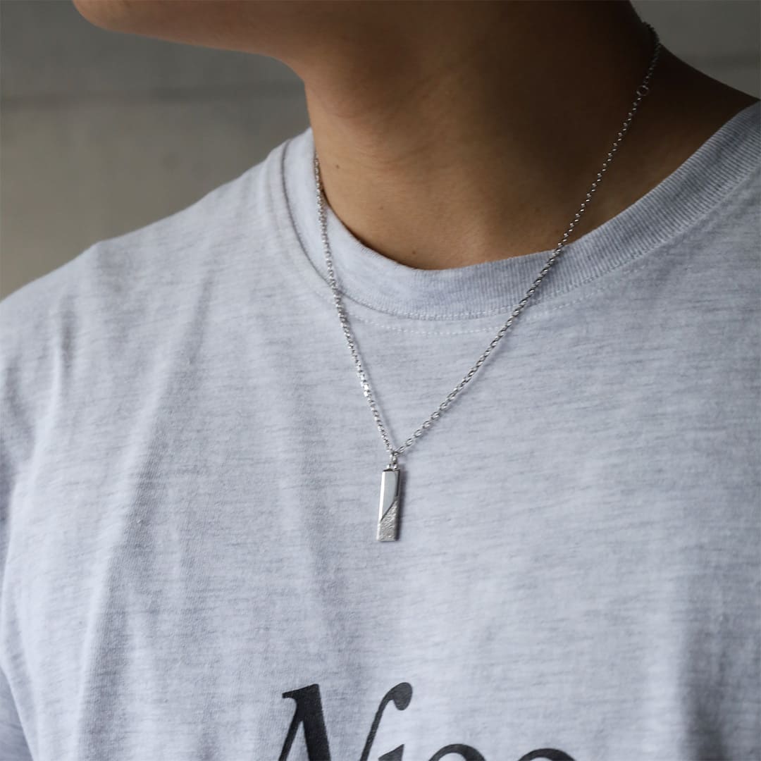 シルバーネックレス着用画像｜メンズアクセサリーブランドLION HEART（ライオンハート）のメンズスタッフコーディネート。