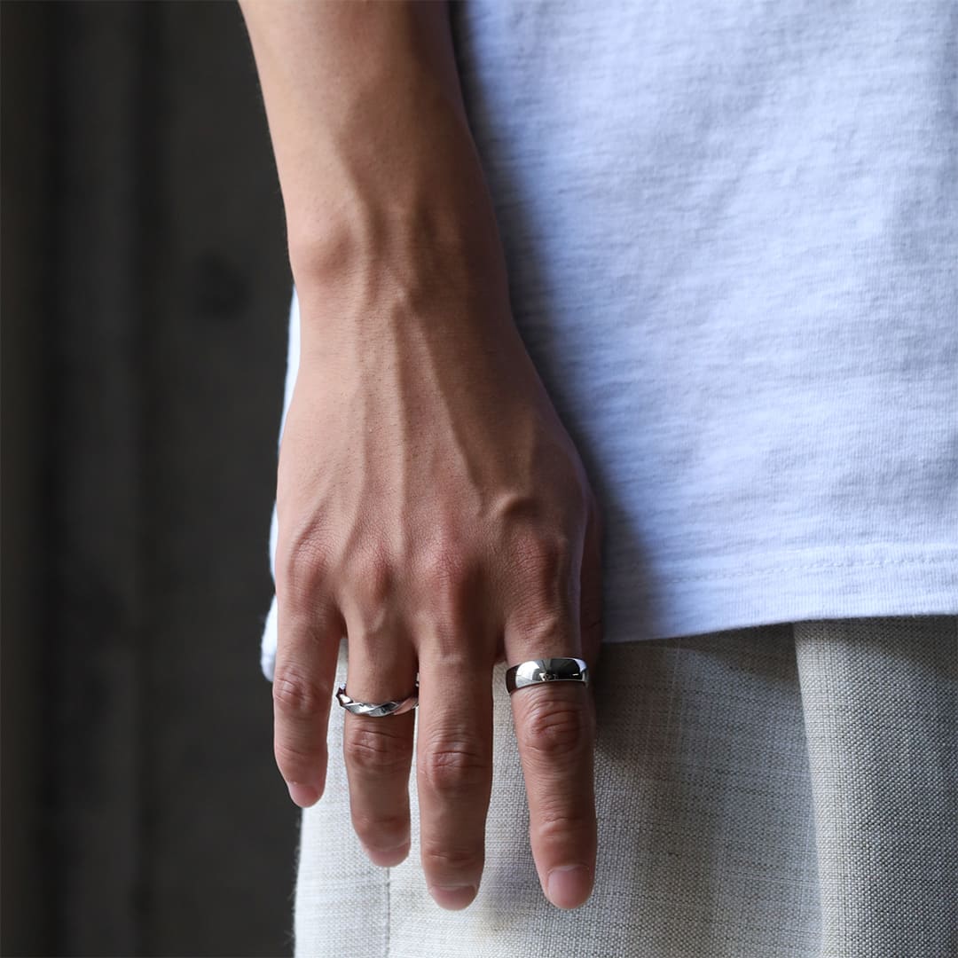 シルバーリング着用画像｜メンズアクセサリーブランドLION HEART（ライオンハート）のメンズスタッフコーディネート。