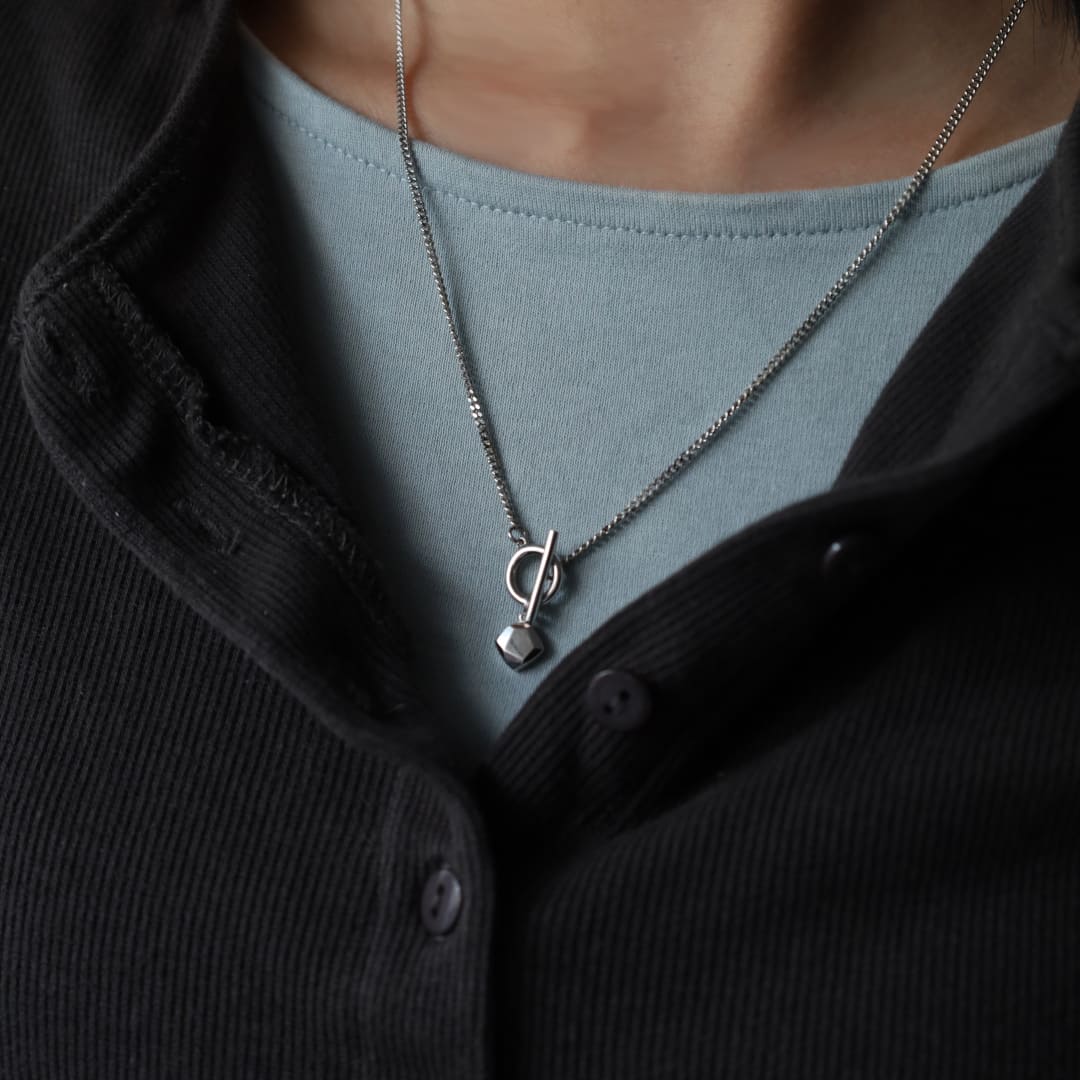 シルバーネックレス着用画像｜メンズアクセサリーブランドLION HEART（ライオンハート）のレディーススタッフコーディネート。