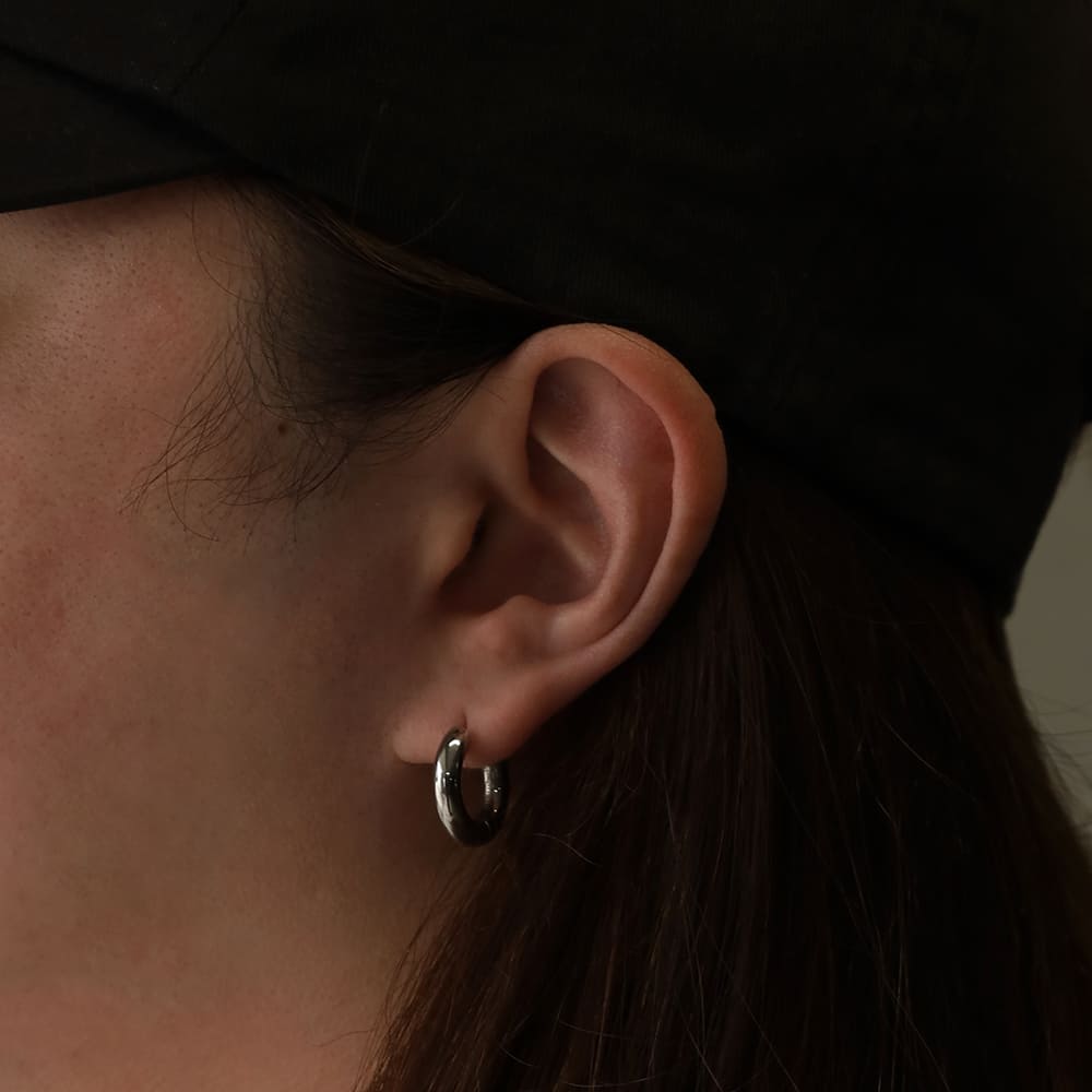 シルバーピアス着用画像｜メンズアクセサリーブランドLION HEART（ライオンハート）のメンズスタッフコーディネート。