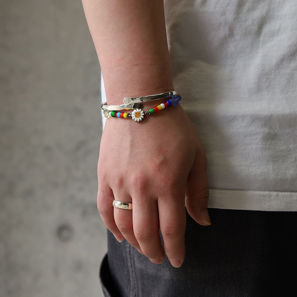 シルバーバングル、ビーズブレスレット、シルバーリング着用画像｜メンズアクセサリーブランドLION HEART（ライオンハート）のメンズスタッフコーディネート。