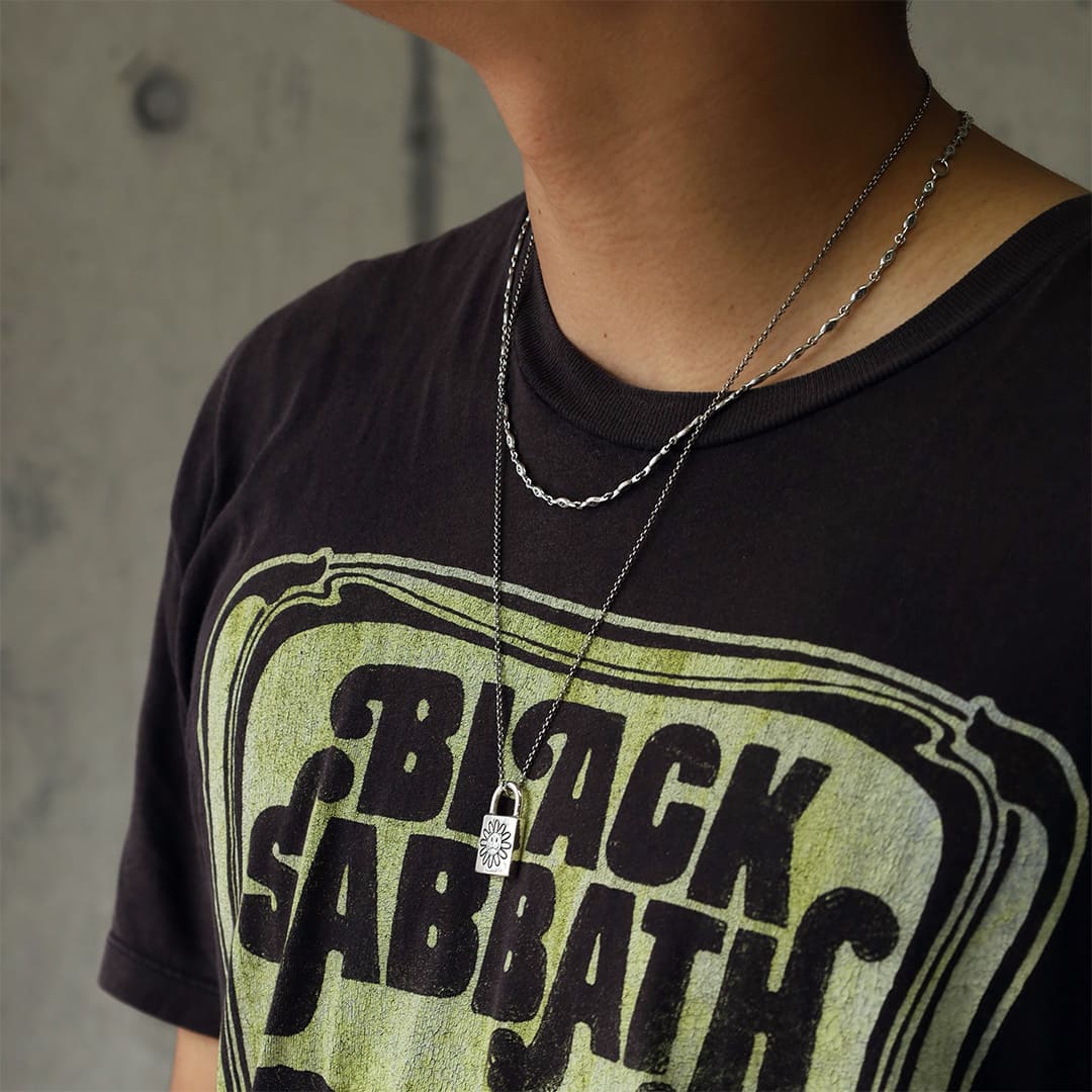 シルバーネックレス着用画像｜メンズアクセサリーブランドLION HEART（ライオンハート）のメンズスタッフコーディネート。