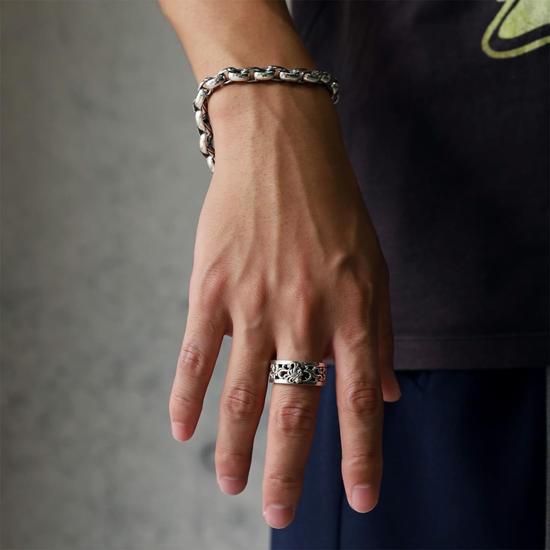 シルバーリング、シルバーブレスレット着用画像｜メンズアクセサリーブランドLION HEART（ライオンハート）のメンズスタッフコーディネート。