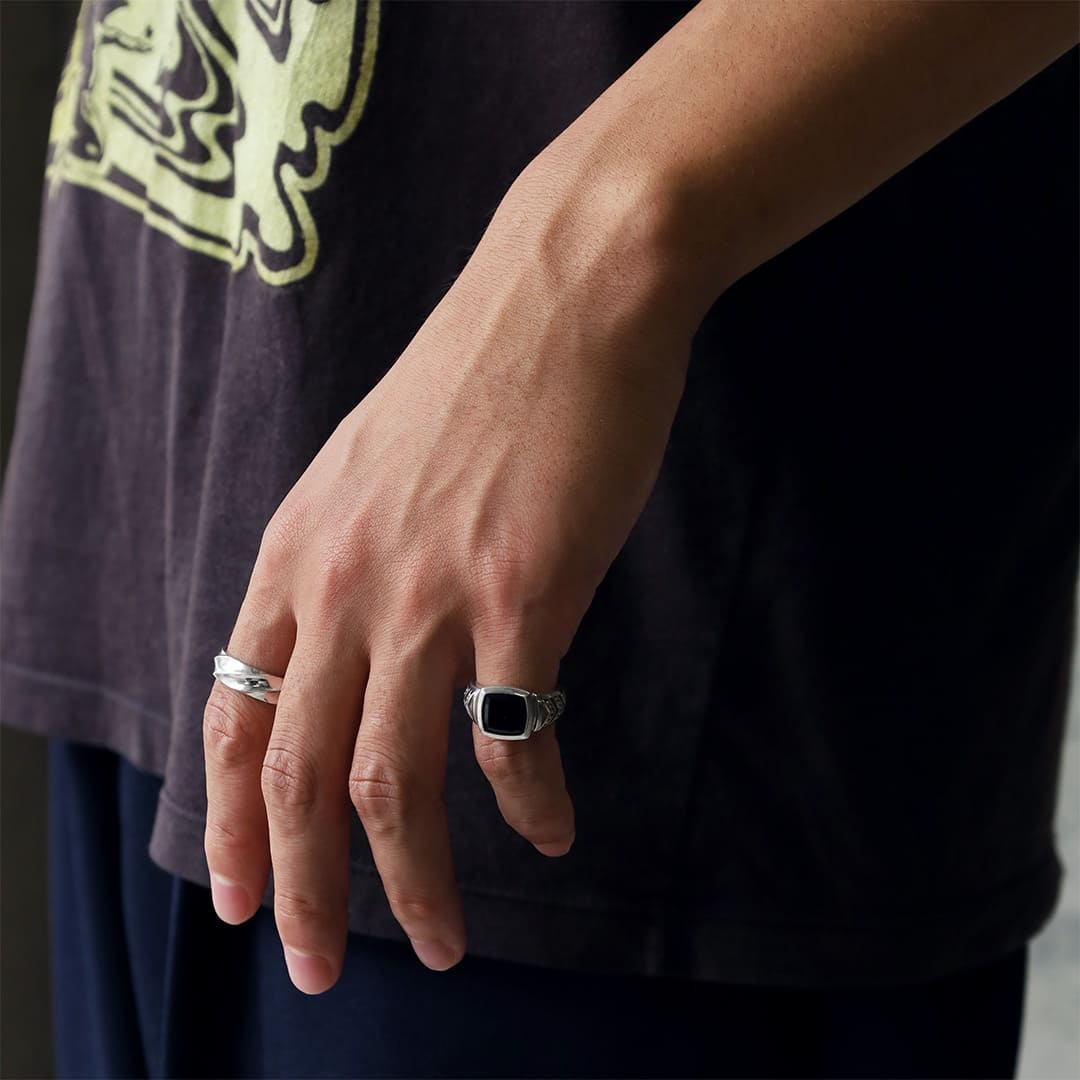 シルバーリング着用画像｜メンズアクセサリーブランドLION HEART（ライオンハート）のメンズスタッフコーディネート。