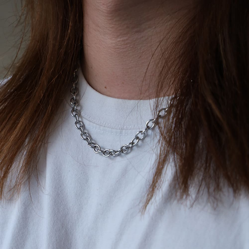 シルバーネックレス着用画像｜メンズアクセサリーブランドLION HEART（ライオンハート）のメンズスタッフコーディネート。