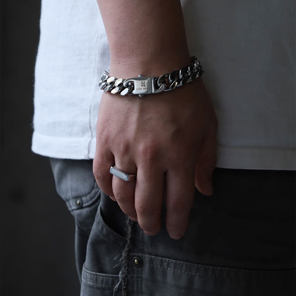 シルバーブレスレット、シルバーリング着用画像｜メンズアクセサリーブランドLION HEART（ライオンハート）のメンズスタッフコーディネート。