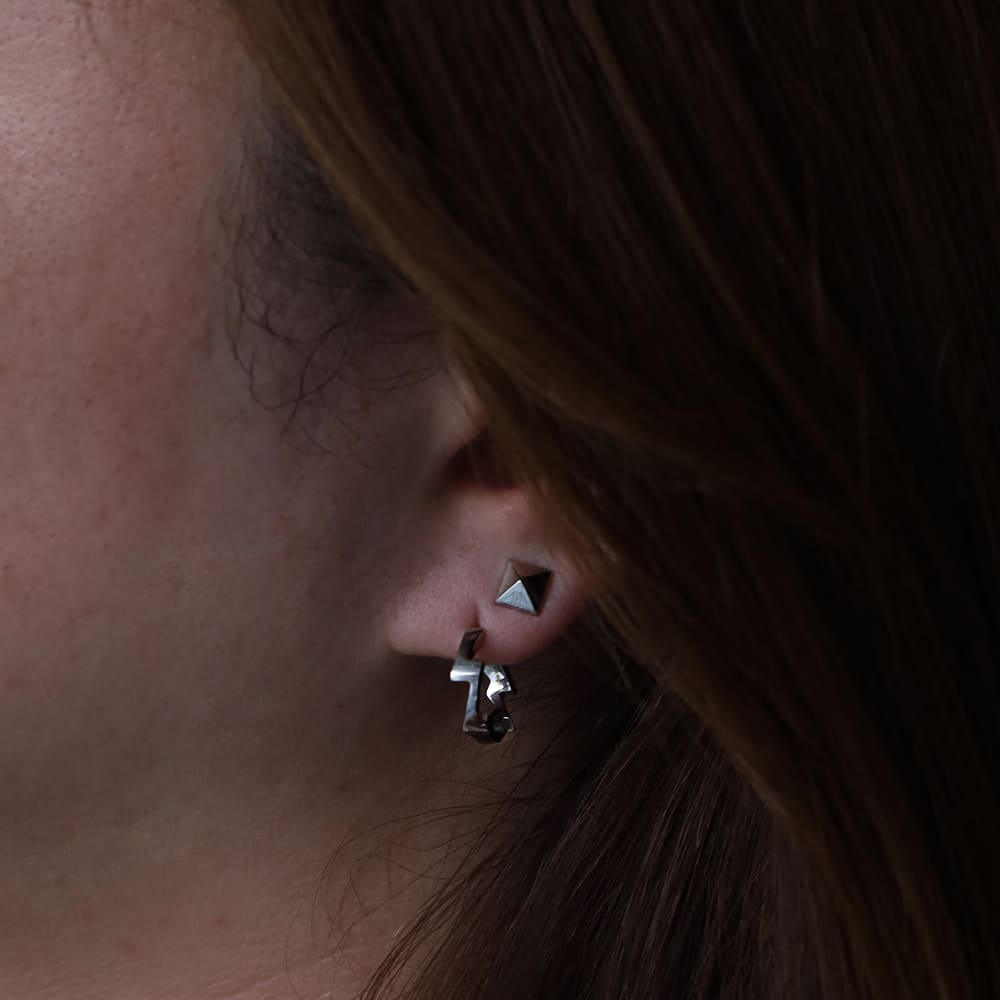 シルバーピアス着用画像｜メンズアクセサリーブランドLION HEART（ライオンハート）のメンズスタッフコーディネート。