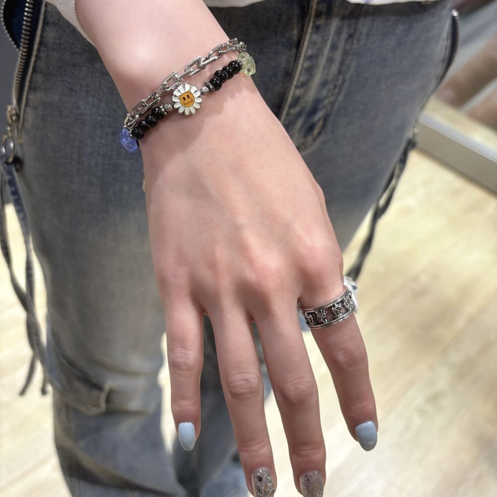 シルバーブレスレット、シルバーリング着用画像｜メンズアクセサリーブランドLION HEART（ライオンハート）のレディーススタッフコーディネート。