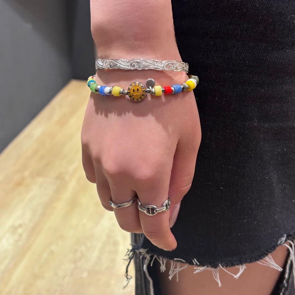 シルバーバングル、ビーズブレスレット着用画像｜メンズアクセサリーブランドLION HEART（ライオンハート）のレディーススタッフコーディネート。