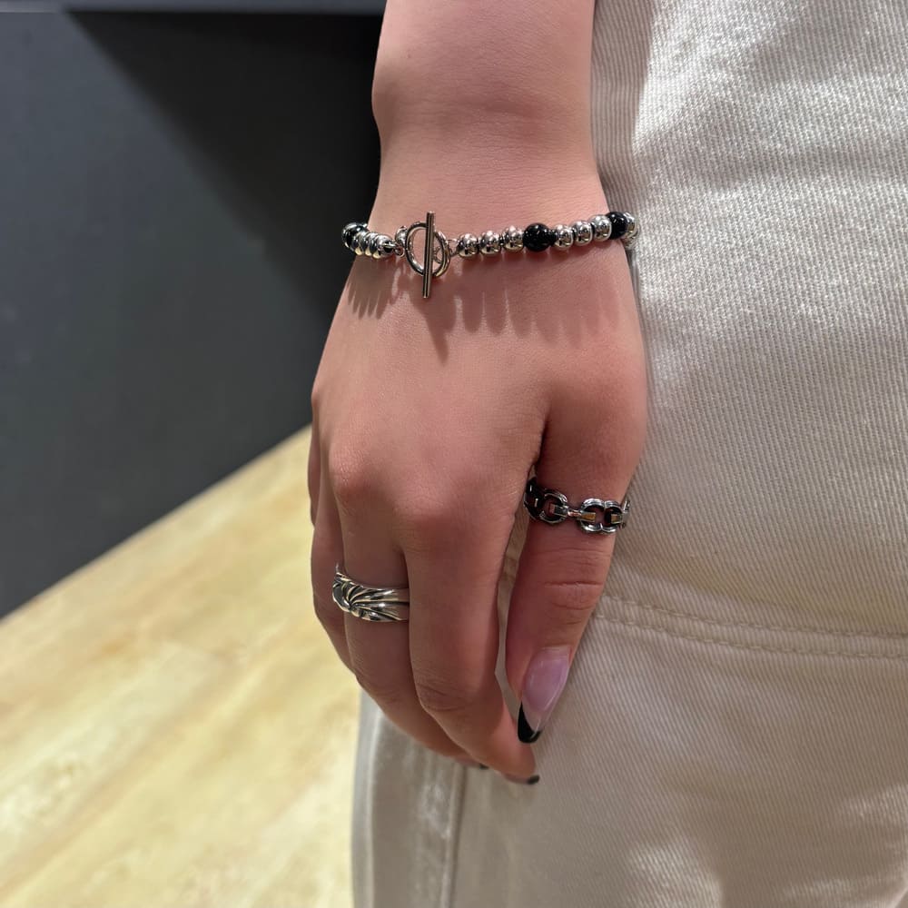 シルバーブレスレット、シルバーリング着用画像｜メンズアクセサリーブランドLION HEART（ライオンハート）のレディーススタッフコーディネート。