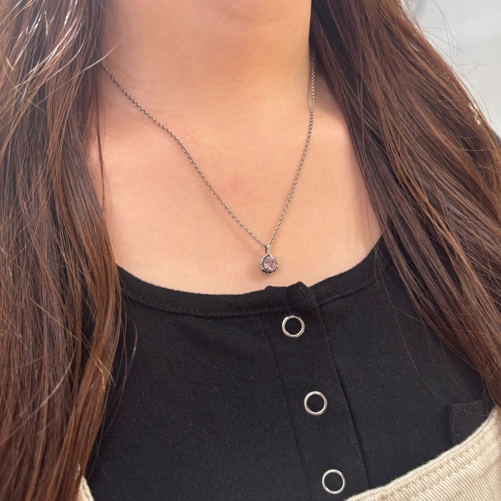 シルバーネックレス着用画像｜メンズアクセサリーブランドLION HEART（ライオンハート）のレディーススタッフコーディネート。