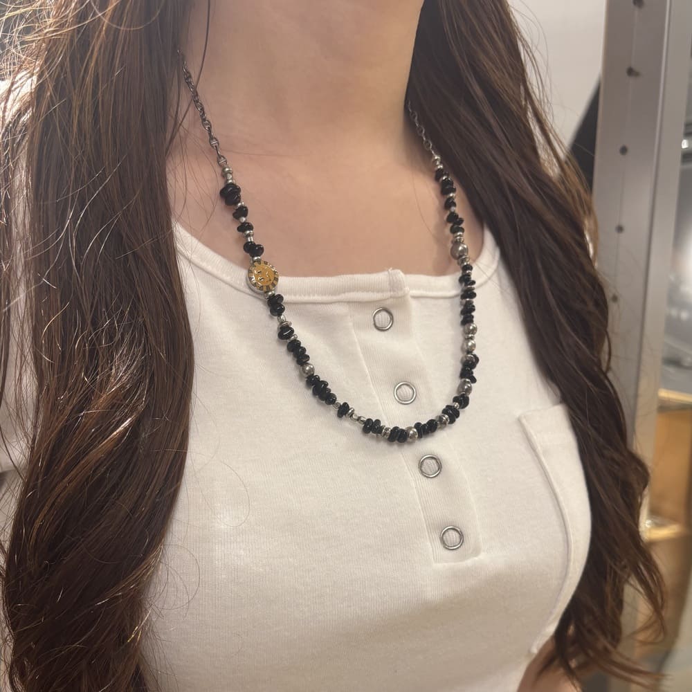 シルバーネックレス着用画像｜メンズアクセサリーブランドLION HEART（ライオンハート）のレディーススタッフコーディネート。