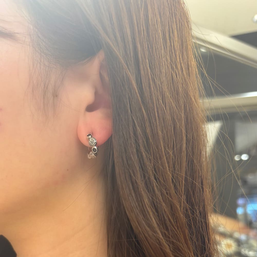 シルバーピアス着用画像｜メンズアクセサリーブランドLION HEART（ライオンハート）のレディーススタッフコーディネート。