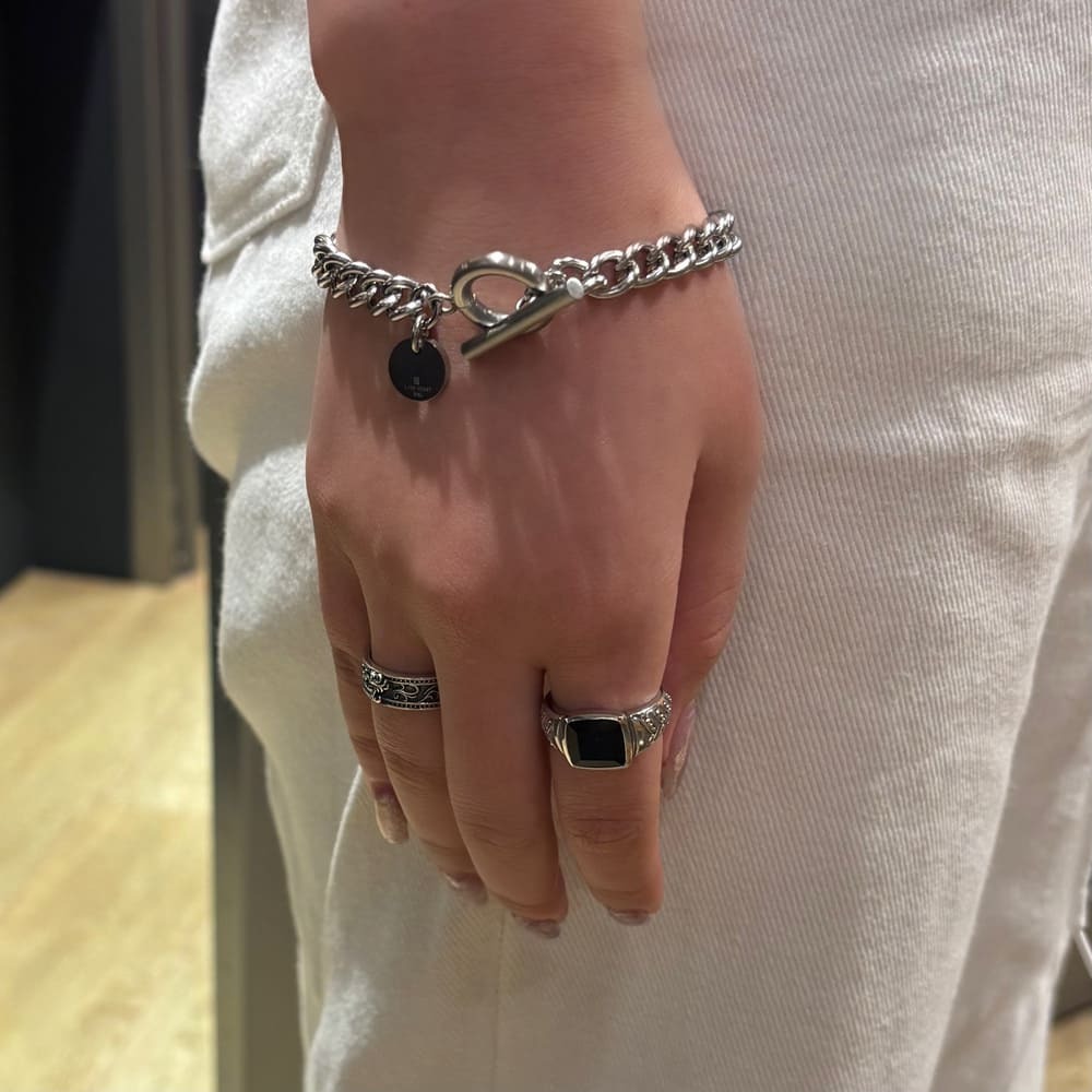 シルバーブレスレット、シルバーリング着用画像｜メンズアクセサリーブランドLION HEART（ライオンハート）のレディーススタッフコーディネート。