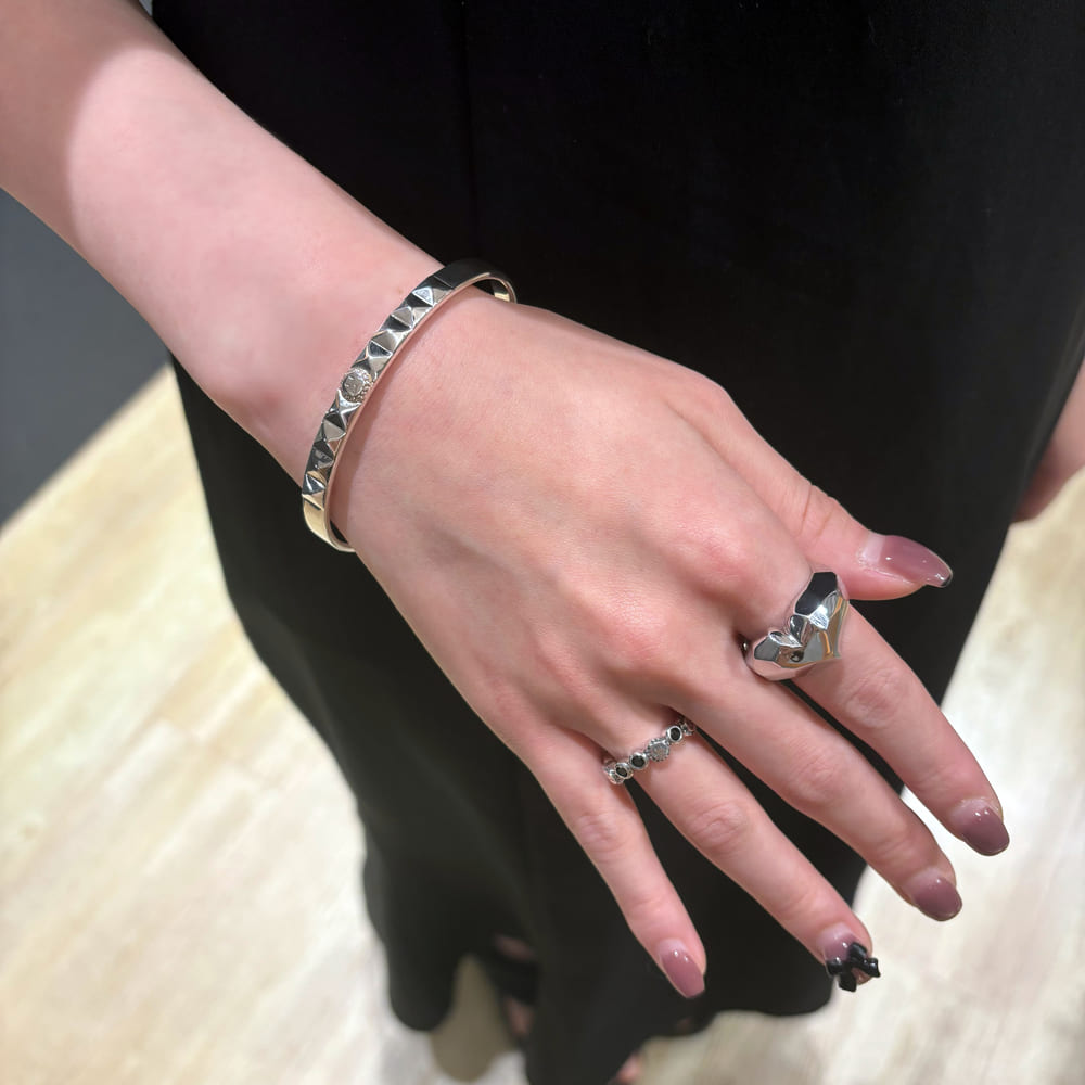 シルバーバングル、シルバーリング着用画像｜メンズアクセサリーブランドLION HEART（ライオンハート）のレディーススタッフコーディネート。