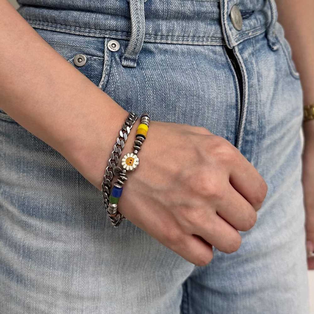 シルバーブレスレット、ビーズブレスレット着用画像|メンズアクセサリーブランドLION HEART(ライオンハート)のレディーススタッフコーディネート。