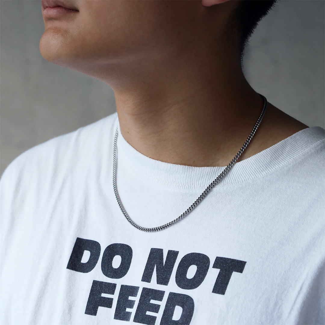 シルバーネックレス着用画像｜メンズアクセサリーブランドLION HEART（ライオンハート）のメンズスタッフコーディネート。