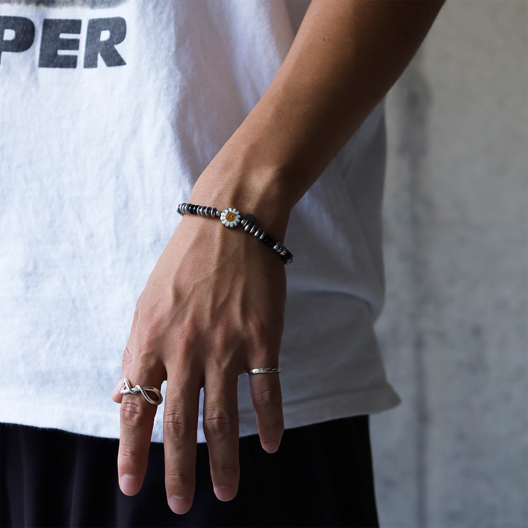 ビーズブレスレット、シルバーリング着用画像｜メンズアクセサリーブランドLION HEART（ライオンハート）のメンズスタッフコーディネート。