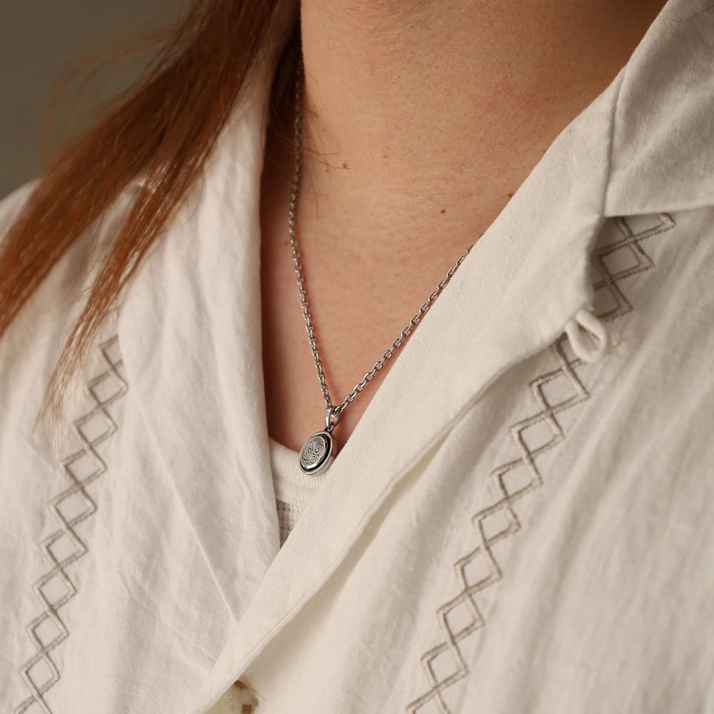 シルバーネックレス着用画像｜メンズアクセサリーブランドLION HEART（ライオンハート）のメンズスタッフコーディネート。