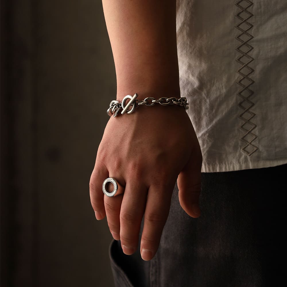 シルバーブレスレット、シルバーリング着用画像｜メンズアクセサリーブランドLION HEART（ライオンハート）のメンズスタッフコーディネート。