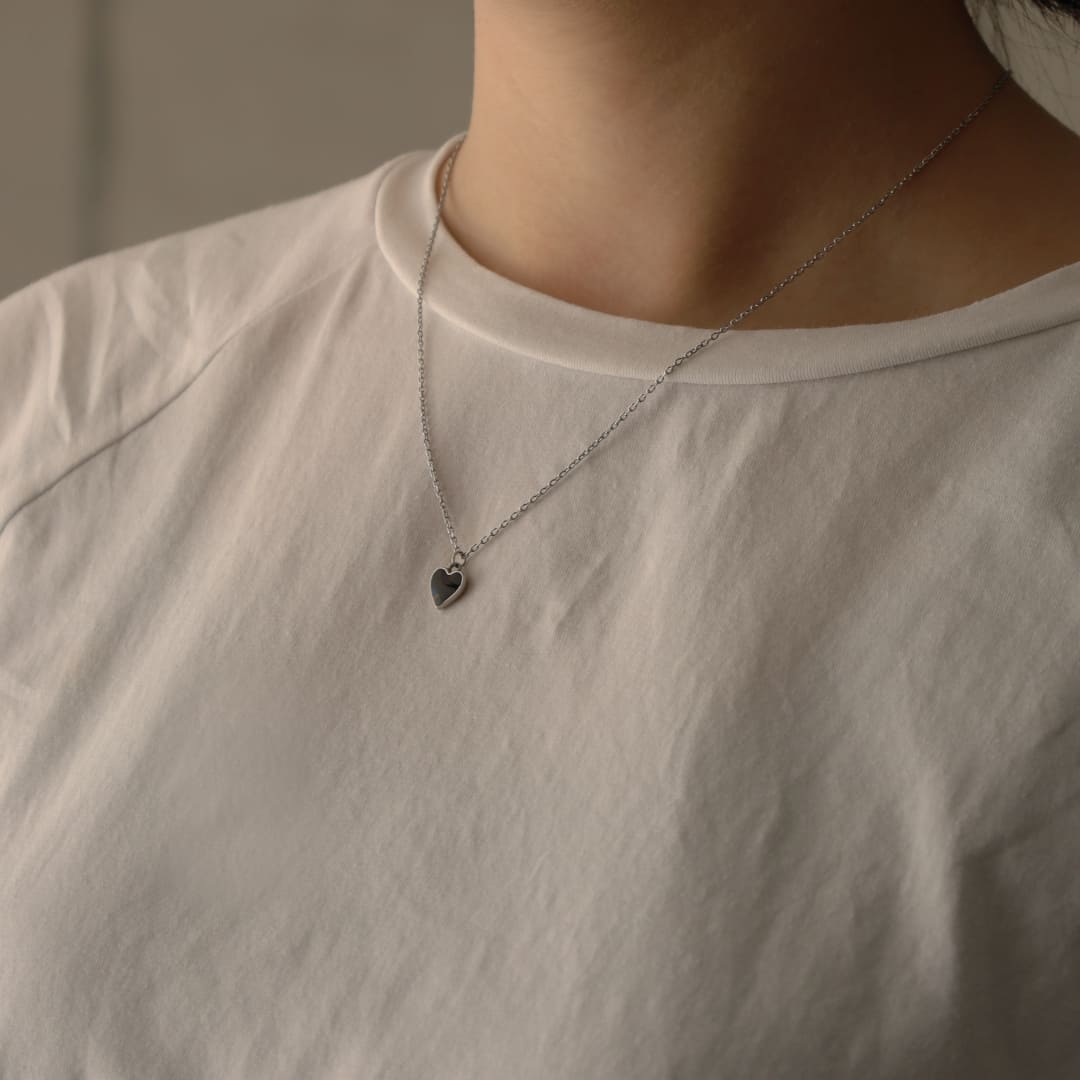 LHMEのシルバーネックレス｜LHME(エルエイチエムイー)のアクセサリーを使ったコーディネート　金属アレルギー対応　サージカルステンレス