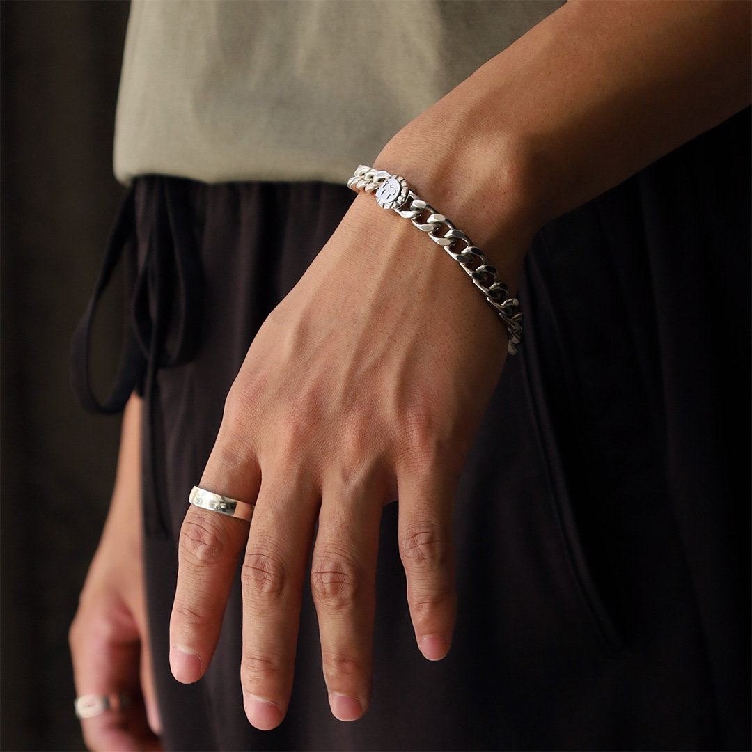 シルバーリング、シルバーブレスレット着用画像｜メンズアクセサリーブランドLION HEART（ライオンハート）のメンズスタッフコーディネート。