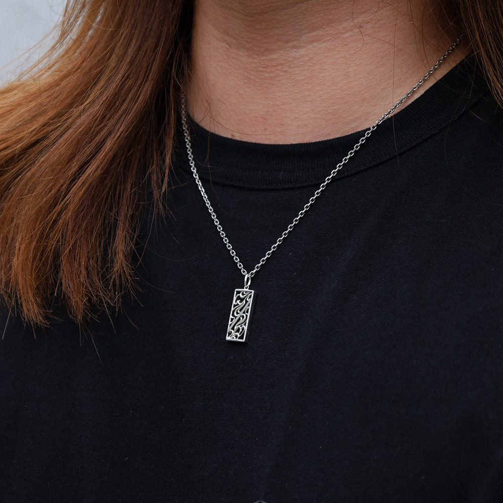 シルバーネックレス着用画像｜メンズアクセサリーブランドLION HEART（ライオンハート）のメンズスタッフコーディネート。