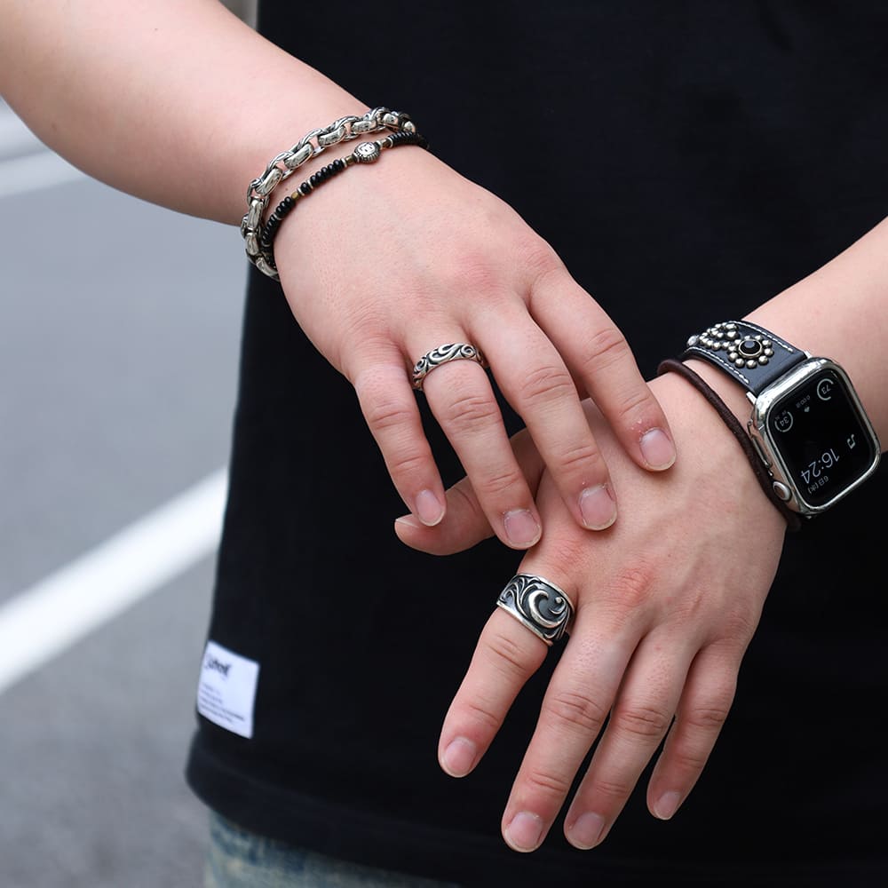 シルバーリング、シルバーブレスレット、ビーズブレスレット着用画像｜メンズアクセサリーブランドLION HEART（ライオンハート）のメンズスタッフコーディネート。