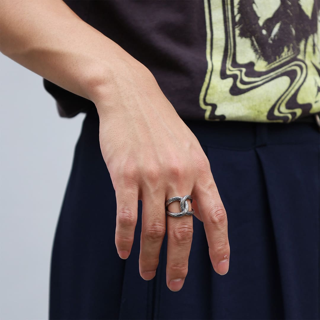 シルバーリング着用画像｜メンズアクセサリーブランドLION HEART（ライオンハート）のメンズスタッフコーディネート。