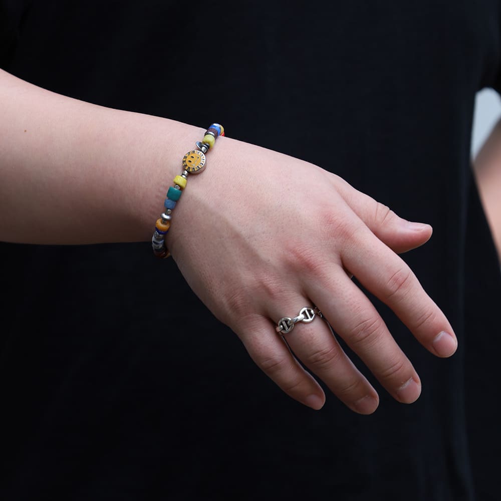 シルバーリング、ビーズブレスレット着用画像｜メンズアクセサリーブランドLION HEART（ライオンハート）のメンズスタッフコーディネート。