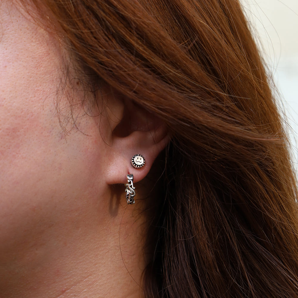 シルバーピアス着用画像｜メンズアクセサリーブランドLION HEART（ライオンハート）のメンズスタッフコーディネート。