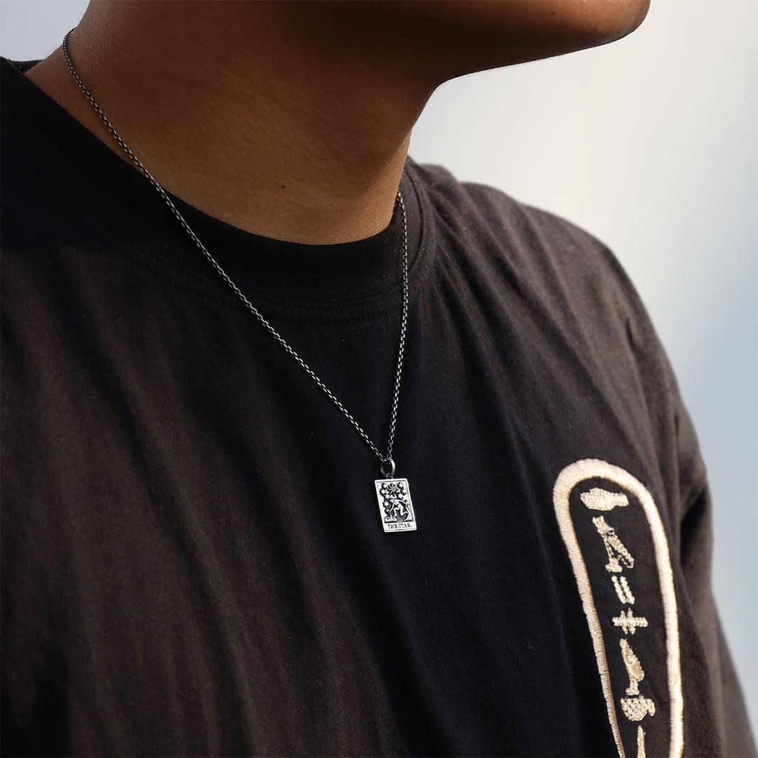 シルバーネックレス着用画像｜メンズアクセサリーブランドLION HEART（ライオンハート）のメンズスタッフコーディネート。