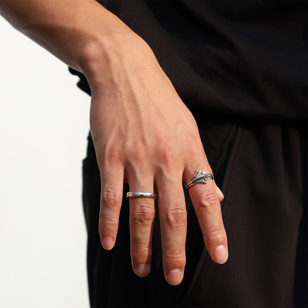 シルバーリング着用画像|メンズアクセサリーブランドLION HEART(ライオンハート)のメンズスタッフコーディネート。