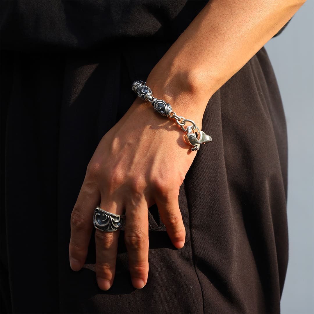シルバーブレスレット、シルバーリング着用画像｜メンズアクセサリーブランドLION HEART（ライオンハート）のメンズスタッフコーディネート。