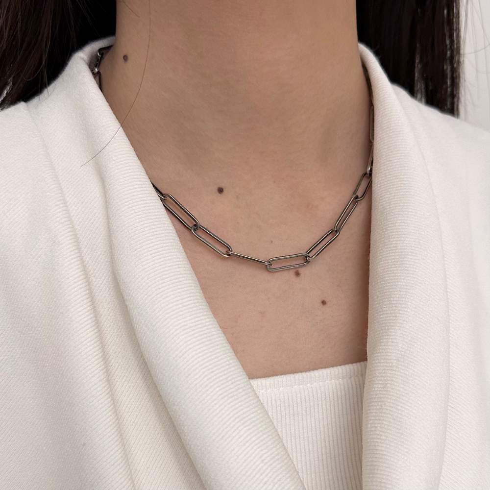 シルバーネックレス着用画像｜メンズアクセサリーブランドLION HEART（ライオンハート）のレディーススタッフコーディネート。