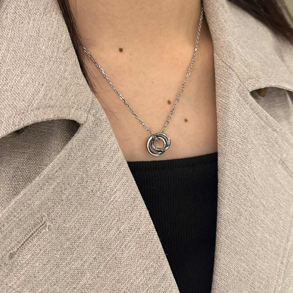 シルバーネックレス着用画像｜メンズアクセサリーブランドLION HEART（ライオンハート）のレディーススタッフコーディネート。