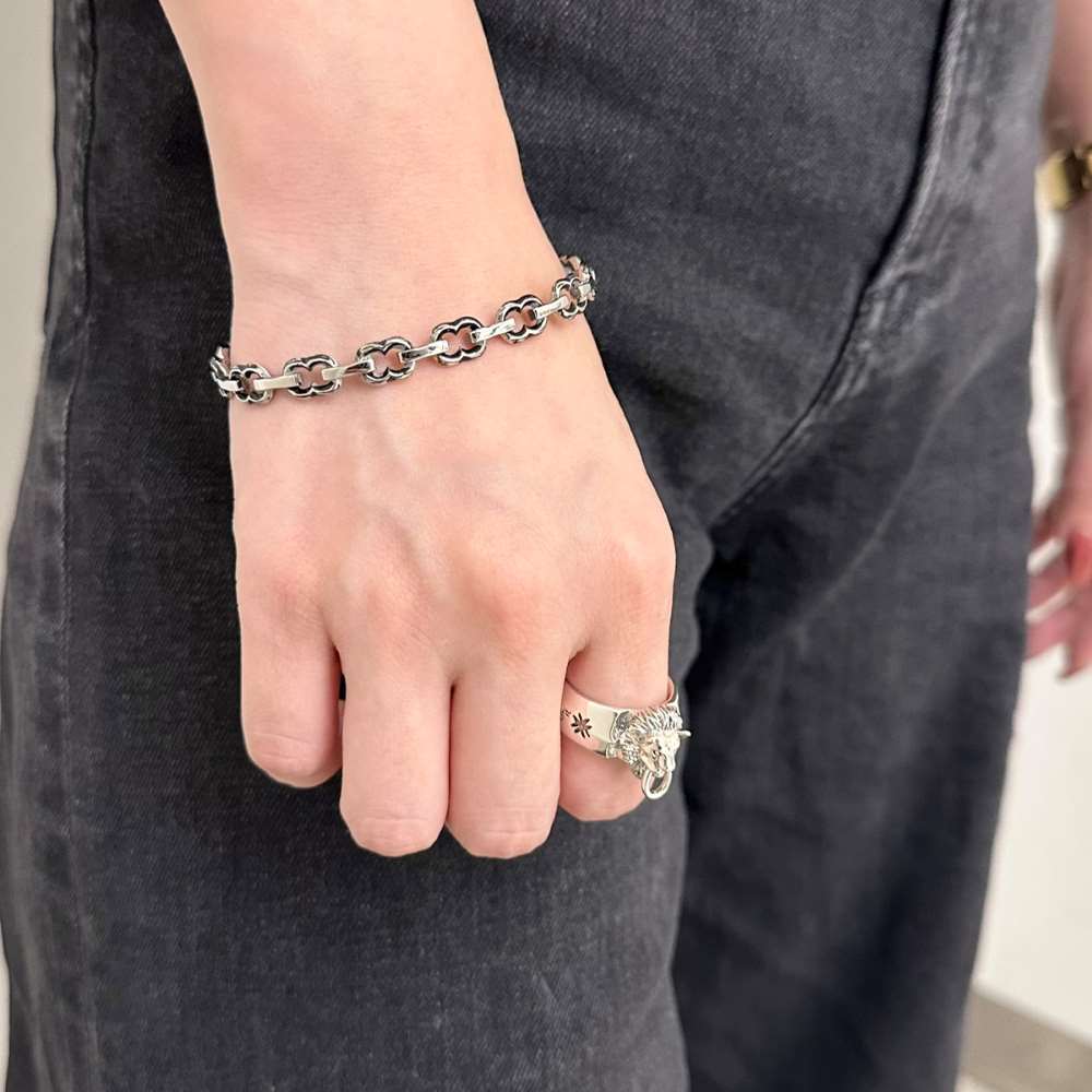 シルバーバングル、シルバーリング着用画像｜メンズアクセサリーブランドLION HEART（ライオンハート）のレディーススタッフコーディネート。