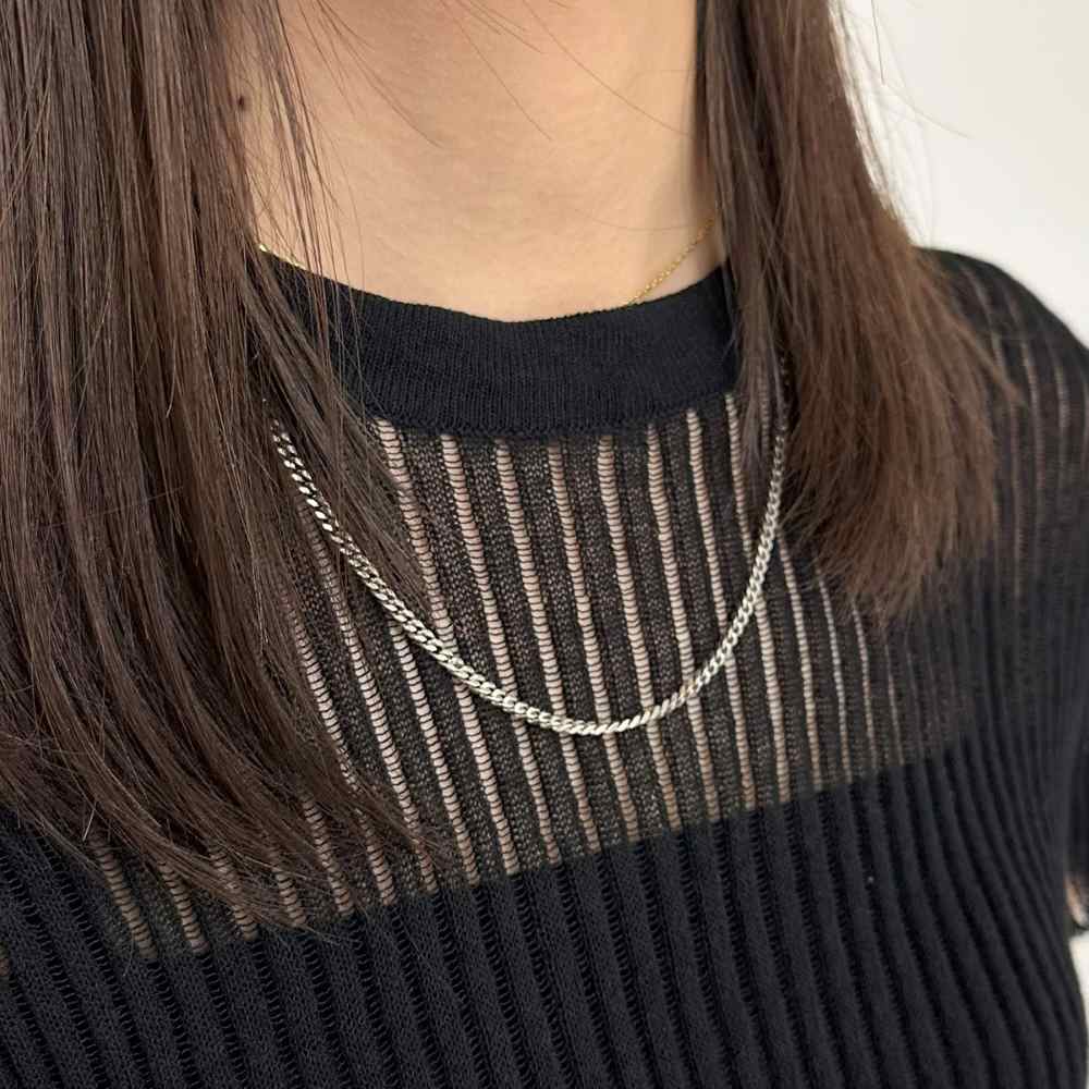 シルバーネックレス着用画像｜メンズアクセサリーブランドLION HEART（ライオンハート）のレディーススタッフコーディネート。