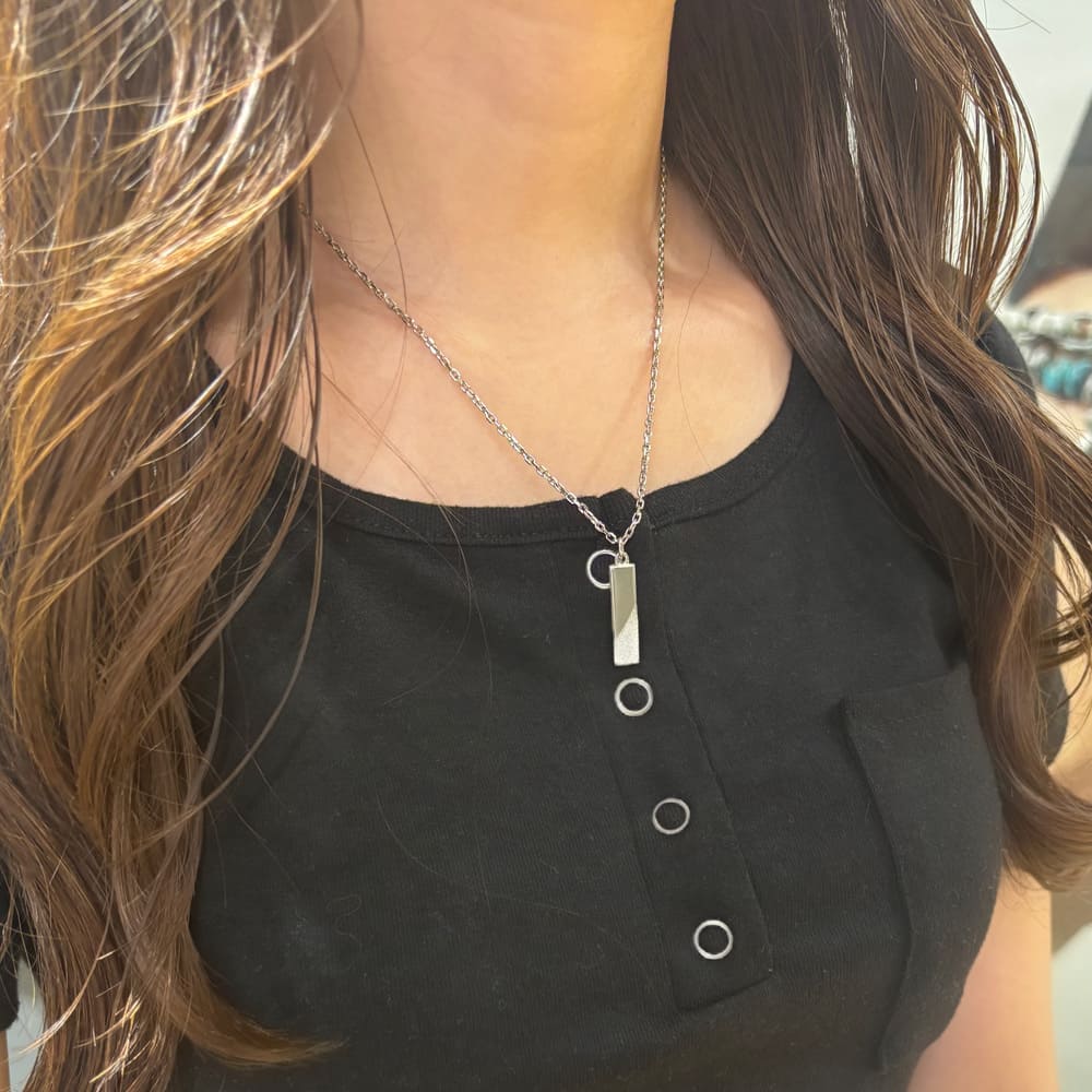 シルバーネックレス着用画像｜メンズアクセサリーブランドLION HEART（ライオンハート）のレディーススタッフコーディネート。